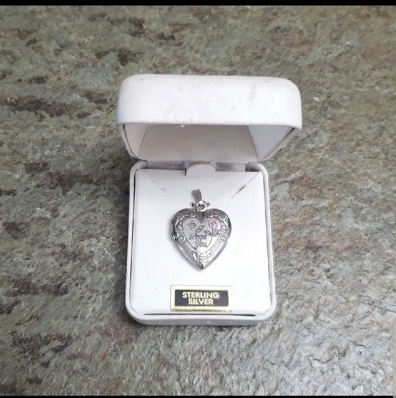 jc penney Jewelry - Heart Locket Vintage (MSRP $199)